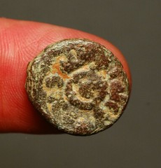 IS28-109 Umayyad, Anonymous AE fals, Hims (Homs, Emesa) mint, crescent w. pellet